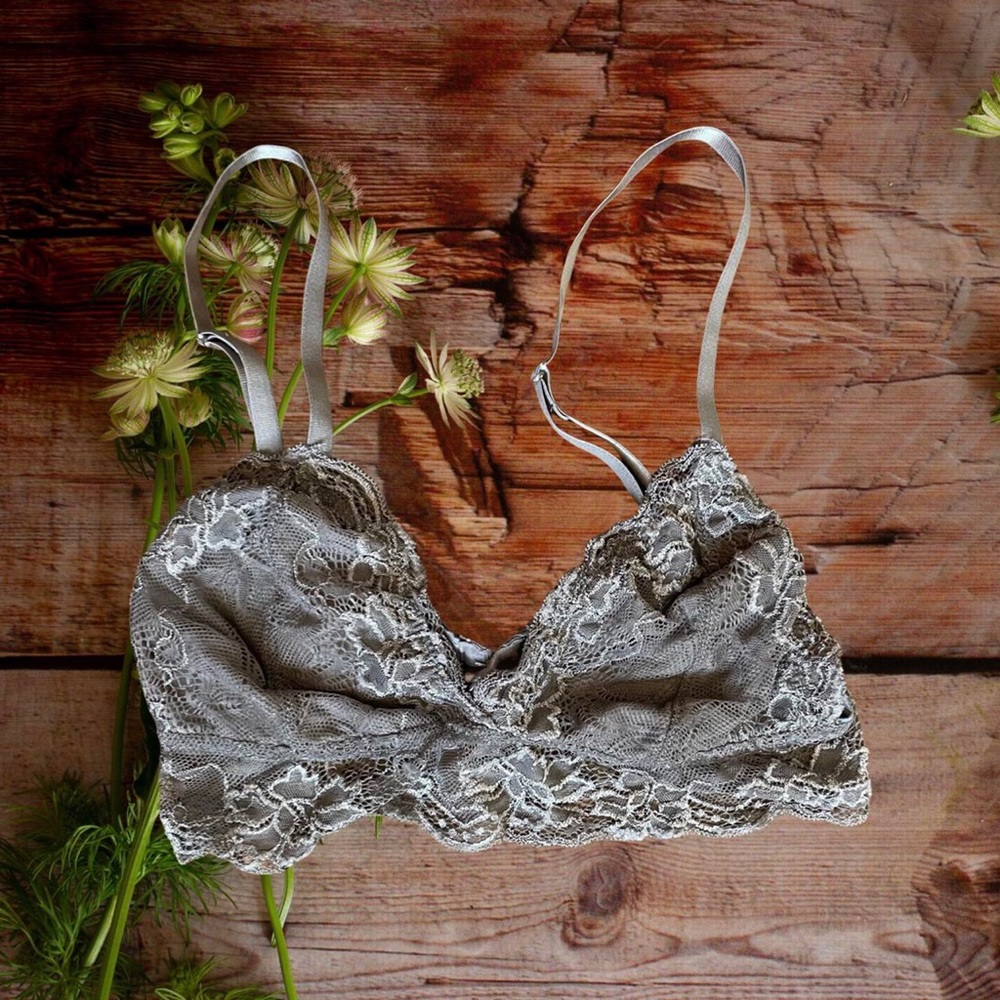 Soft, Grey Lacy Bralette💍🍬 very flattering, fits a S/M
